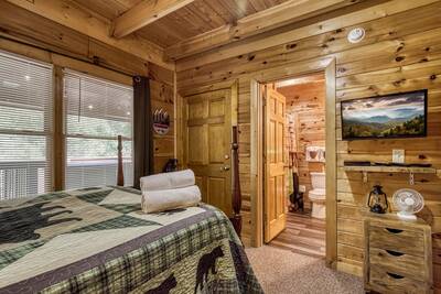 Baby Bear Cabin - Main level bedroom 2 with 32-inch TV