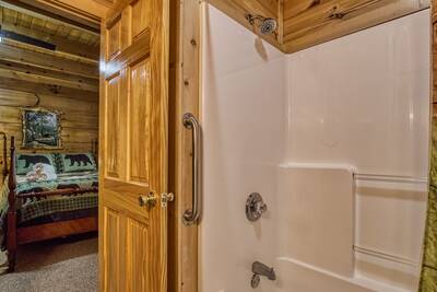 Baby Bear Cabin - Main level bathroom 2 with tub/shower combo