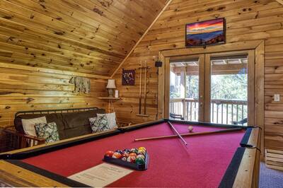 Baby Bear Cabin - Upper level game room with 32-inch TV