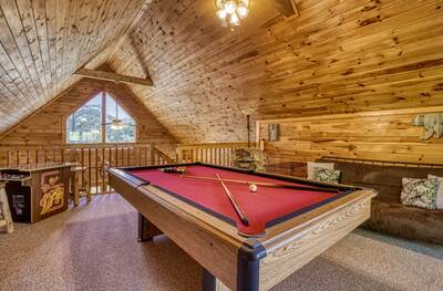 Baby Bear Cabin - Upper level game room with pool table