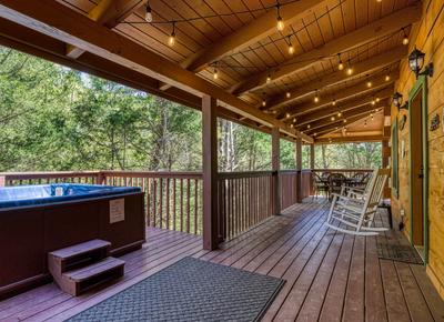 Baby Bear Cabin - Covered wrap around deck with hot tub