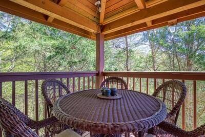 Baby Bear Cabin - Covered wrap around deck with wicker table and chairs