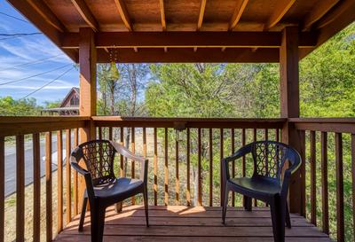 Baby Bear Cabin - Covered upper level back deck