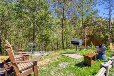 Baby Bear Cabin. - Side yard with Adirondack chairs and charcoal grill