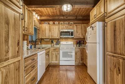 Cedar Lodge - Fully furnished kitchen 