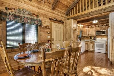 Cedar Lodge - Dining area and kitchen