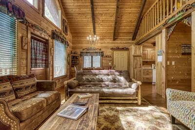 Cedar Lodge - Living room with futon