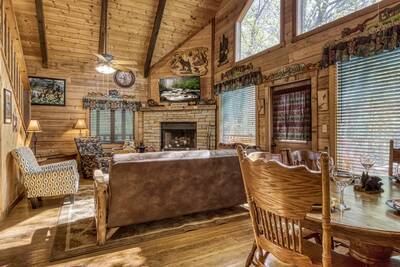 Cedar Lodge - Dining area and living room
