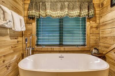 Cedar Lodge - Upper level bathroom two with spa soaking tub