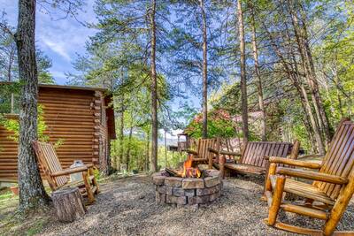 Cedar Lodge - Back yard with fire pit