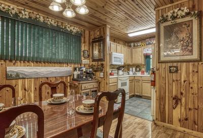 Deer to Dream - Dining area and fully furnished kitchen