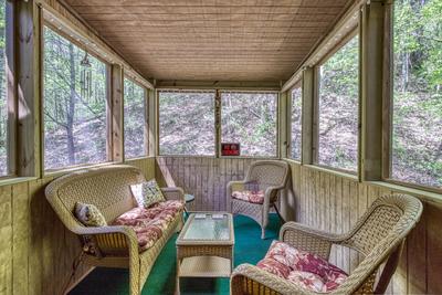 Deer to Dream - Upper level screened in deck with wicker furniture