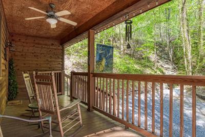 Deer to Dream - Covered entry deck and parking area