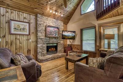Mountain Side - Living room with 40-inch TV