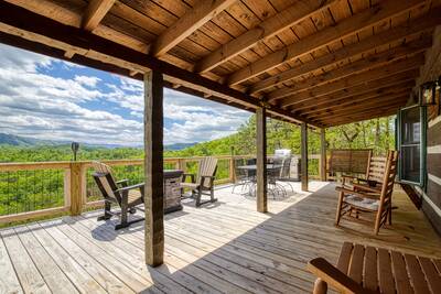 Secluded Summit front deck with rocking chairs