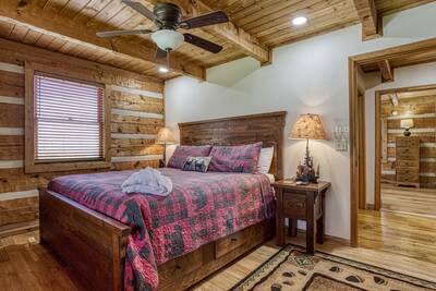 Secluded Summit bedroom with queen size bed