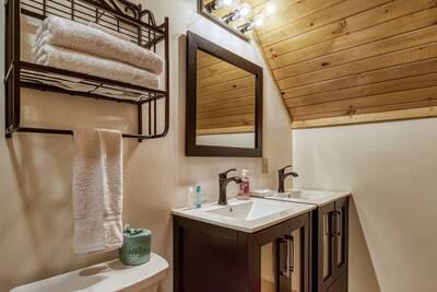 My Pigeon Forge Cabin - Upper level bathroom 