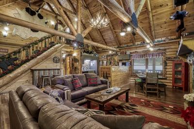 Creekside Lodge - Living room and dining area