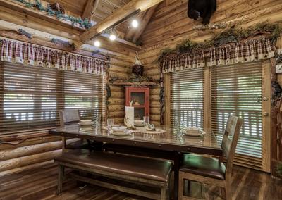 Creekside Lodge - Dining area