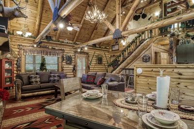 Creekside Lodge - Dining area and living room