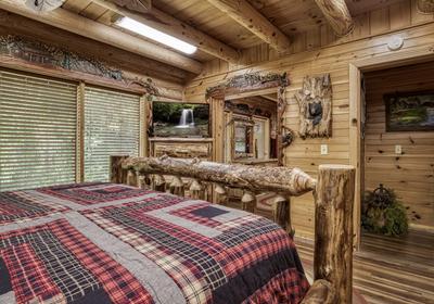 Creekside Lodge - Main level bedroom with 32-inch TV