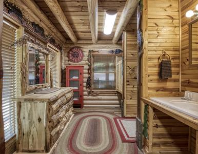 Creekside Lodge - Main level bathroom