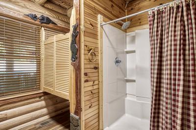 Creekside Lodge - Main level bathroom with walk-in shower