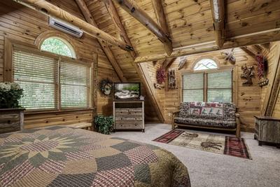 Creekside Lodge - Upper level bedroom with 32-inch TV