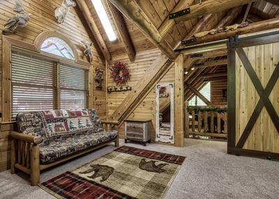 Creekside Lodge - Upper level bedroom with futon