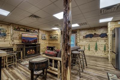 Creekside Lodge - Lower level multipurpose room with 55-inch TV