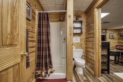 Creekside Lodge - Lower level bathroom 1 with walk in shower