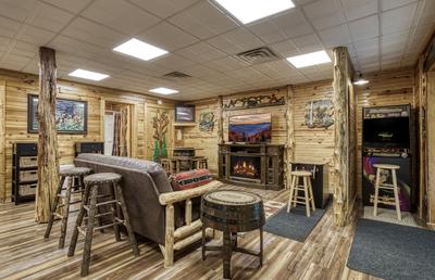 Creekside Lodge - Lower level multipurpose room with electric fireplace