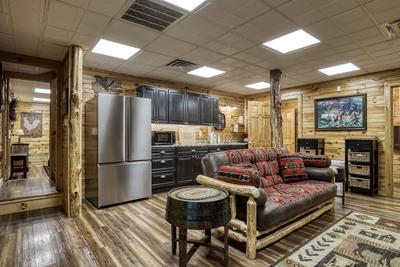 Creekside Lodge - Lower level multipurpose room with kitchenette