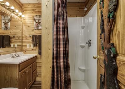 Creekside Lodge - Lower level bathroom 2 with walk in shower