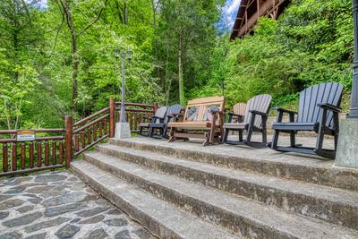 Creekside Lodge - Community river viewing area