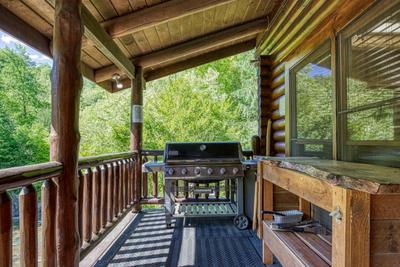 Creekside Lodge - Covered wrap around deck with gas grill