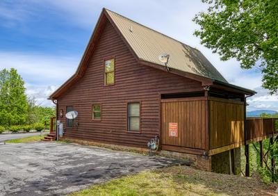 Black Bear Lodge - Parking area