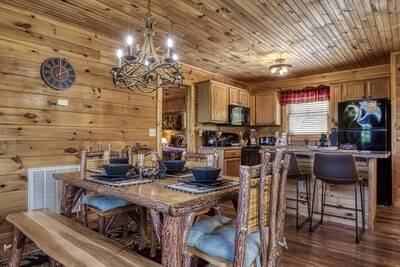 Black Bear Lodge - Dining area and fully furnished kitchen
