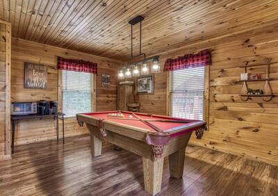 Black Bear Lodge - Game room with pool table