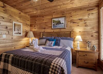 Black Bear Lodge - Bedroom 1 with queen size bed