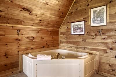 Black Bear Lodge - Upper level loft area whirlpool tub