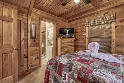 Black Bear Lodge - Bedroom 2 with queen size bed and 32-inch TV