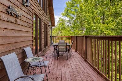 Black Bear Lodge - Wrap around deck with table and chairs
