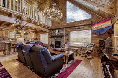 Perky Peaks Lodge - Living room with 70-inch TV