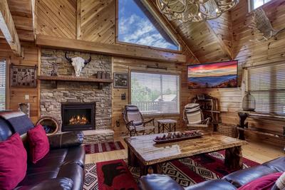 Perky Peaks Lodge - Living room with stone encased gas fireplace