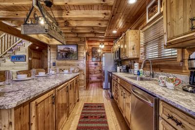 Perky Peaks Lodge - Fully furnished kitchen with granite countertops and stainless steel appliances