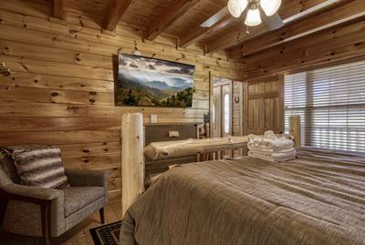 Perky Peaks Lodge - Main level bedroom 1 with 58-inch Tv