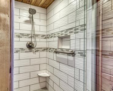 Perky Peaks Lodge - Main level bathroom 1 with walk-in shower