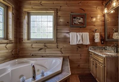 Perky Peaks Lodge - Upper level bathroom 2 with whirlpool tub