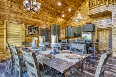 Wild Heart Lodge - Dining area and kitchen